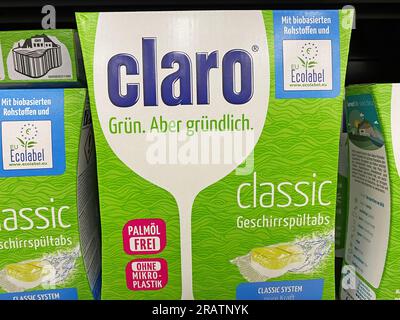 Viersen, Allemagne - juillet 4. 2023 : gros plan du pack Claro onglets lave-vaisselle dans l'étagère du supermarché allemand Banque D'Images