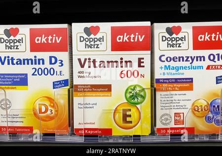 Viersen, Allemagne - juillet 4. 2023 : gros plan des boîtes Doppelherz vitamines et suppléments dans l'étagère de pharmacie allemande Banque D'Images