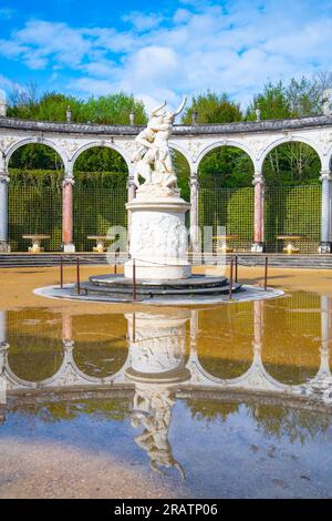 Piscine et statue de renommée dans Colonnade Grove dans les jardins de Versailles, Château Versailles près de Paris, France. Banque D'Images