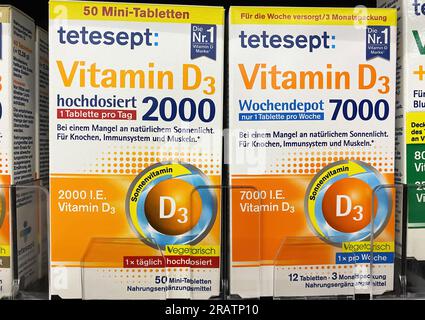 Viersen, Allemagne - juillet 4. 2023 : gros plan des boîtes Tetesept vitamine D3 pilules dans l'étagère de la pharmacie allemande Banque D'Images