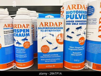 Viersen, Allemagne - juillet 4. 2023 : gros plan des produits de vermine et insecticides Ardap dans l'étagère du supermarché allemand Banque D'Images