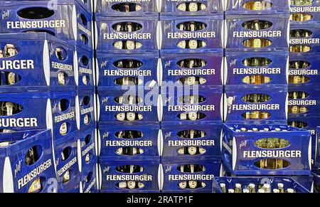 Viersen, Allemagne - juillet 4. 2023 : gros plan de la pile de nombreuses caisses de bière Flensburger bleues Banque D'Images
