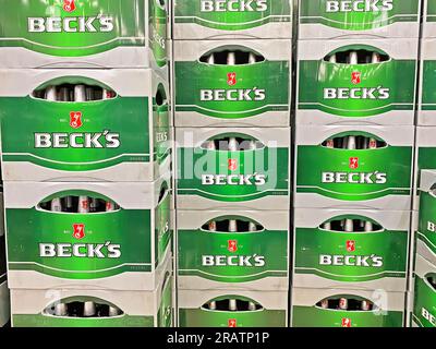 Viersen, Allemagne - juillet 4. 2023 : gros plan des caisses à bière Becks empilées vertes et grises dans le magasin allemand Banque D'Images