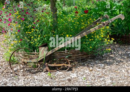Vieille charrue rouillée abandonnée Banque D'Images