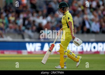 L'australienne Beth Mooney quitte le terrain de jeu après avoir été rejetée par l'anglaise Danielle Gibson (non photographiée) lors du deuxième match Vitality IT20 au Kia Oval, à Londres. Date de la photo : mercredi 7 juillet 2023. Banque D'Images