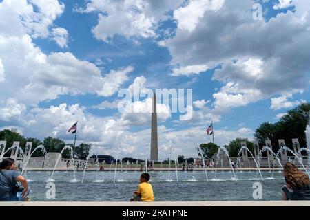 Washington, États-Unis. 05 juillet 2023. Un jeune garçon se rafraîchit le long de la piscine arc-en-ciel au mémorial de la Seconde Guerre mondiale à Washington, DC, le mercredi 5 juillet 2023. Photo Bonnie Cash/UPI crédit : UPI/Alamy Live News Banque D'Images