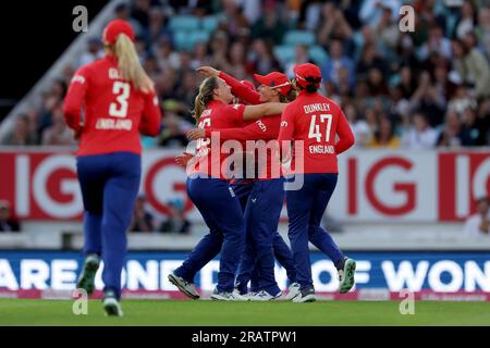 L'anglaise Danielle Gibson célèbre avec ses coéquipières après avoir remporté le guichet de l'australienne Beth Mooney (non photographiée) lors du deuxième match Vitality IT20 au Kia Oval, à Londres. Date de la photo : mercredi 7 juillet 2023. Banque D'Images