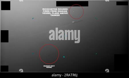 Capture d'écran d'une vidéo capturée d'un navire de la marine iranienne lors d'une tentative de saisie illégale d'un pétrolier commercial dans le golfe d'Oman, le 5 juillet 2023. Le navire iranien est parti après l'arrivée des États-Unis Le destroyer de missiles guidés USS McFaul (DDG 74). Photo via les États-Unis Navy/UPI crédit : UPI/Alamy Live News Banque D'Images