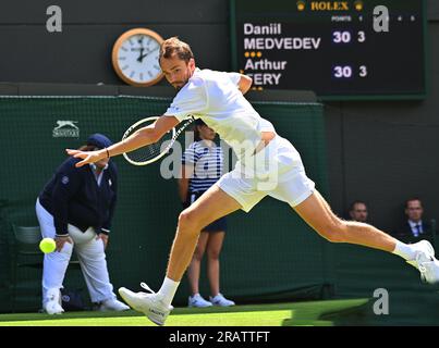 Londres, GBR. 05 juillet 2023. Londres Wimbledon Championships Day 3 05//07/2023 Daniil Medvedev remporte le match de premier tour crédit : Roger Parker/Alamy Live News Banque D'Images