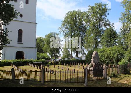 Rangées de tombes de soldats allemands de la première Guerre mondiale devant une église à Eglaine, Lettonie Banque D'Images