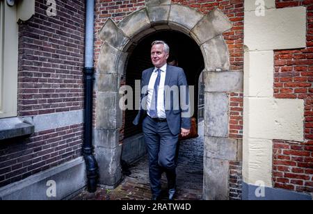 LA HAYE - Eric van der Burg, secrétaire d'État à la sécurité et à la justice, arrive aux Affaires générales pour une consultation sur l'approche en matière d'asile. Le gouvernement subit une forte pression en raison des négociations difficiles sur un paquet migratoire, dans lequel la réduction de l'afflux de demandeurs d'asile en particulier conduit à des tensions majeures entre les quatre partis de la coalition. ANP ROBIN UTRECHT netherlands Out - belgique Out Banque D'Images