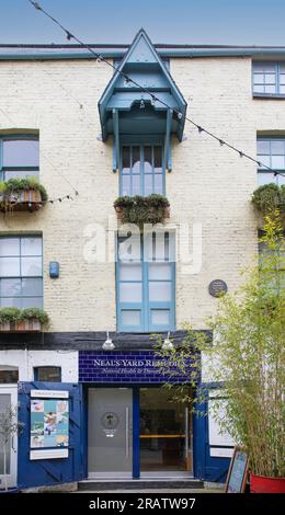 Londres, Royaume-Uni - avril 19 2023 : Neal's Yard Remedies boutique et bâtiment à Neal's Yard, Covent Garden. Une image de grande taille. Banque D'Images