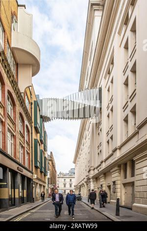 Londres, Royaume-Uni - avril 19 2023 : le pont de l'aspiration au-dessus de Floral Street, Covent Garden, une passerelle entre la Royal Ballet School et l'Opéra Banque D'Images