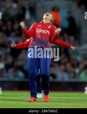 L'anglaise Sophie Ecclestone célèbre la victoire de leurs équipes lors du deuxième match Vitality IT20 au Kia Oval, Londres. Date de la photo : mercredi 7 juillet 2023. Banque D'Images