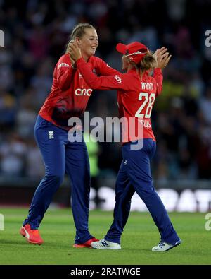 L'anglaise Sophie Ecclestone célèbre la victoire de leurs équipes lors du deuxième match Vitality IT20 au Kia Oval, Londres. Date de la photo : mercredi 7 juillet 2023. Banque D'Images