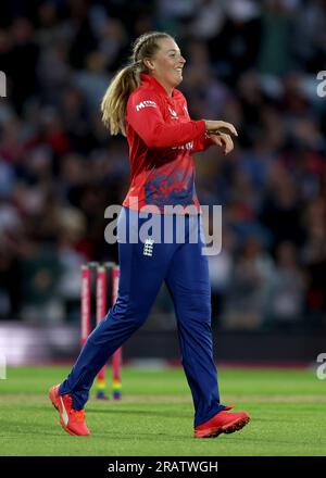 L'anglaise Sophie Ecclestone célèbre la victoire de leurs équipes lors du deuxième match Vitality IT20 au Kia Oval, Londres. Date de la photo : mercredi 7 juillet 2023. Banque D'Images