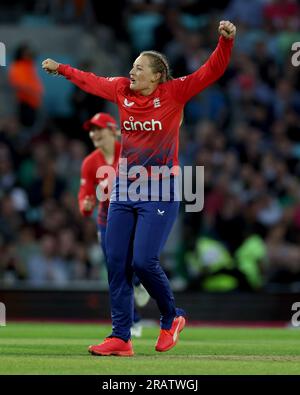 L'anglaise Sophie Ecclestone célèbre la victoire de leurs équipes lors du deuxième match Vitality IT20 au Kia Oval, Londres. Date de la photo : mercredi 7 juillet 2023. Banque D'Images