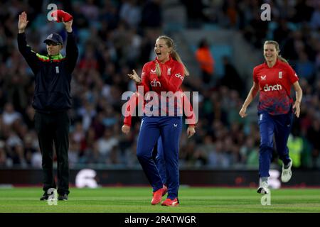 L'anglaise Sophie Ecclestone célèbre la victoire de leurs équipes lors du deuxième match Vitality IT20 au Kia Oval, Londres. Date de la photo : mercredi 7 juillet 2023. Banque D'Images