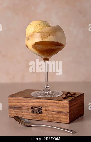 Photographie macro alimentaire de café glacé ; dessert ; vanille ; glace ; crème; espresso ; barista ; cafétéria ; traditionnel ; surgelé; americano Banque D'Images