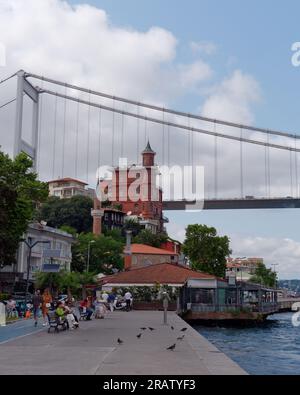Front de mer à Rumeli avec le pont Fatih Sultan Mehmet alias deuxième pont du Bosphore derrière, Istanbul, Turquie Banque D'Images