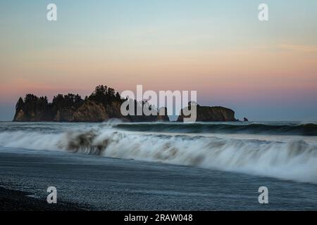 WA23486-00...WASHINGTON - James Island vue de Rialto Beach au lever du soleil sur la côte Pacifique dans le parc national olympique. Banque D'Images