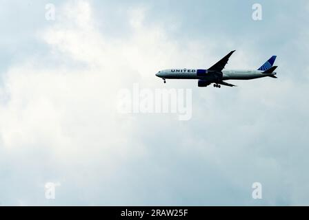 Centreville, Virginie, États-Unis - 5 juillet 2023 : un Boeing 777-300(ER) de United Airlines en approche finale pour atterrir à l'aéroport international de Washington Dulles (IAD) à la fin d'un vol de huit heures depuis Francfort, en Allemagne, alors qu'un orage roule dans la région. (Image de crédit : ©John M. Chase / Alamy Live News) Banque D'Images