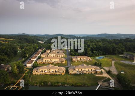 Lever de soleil dans la ville de Johnson, Tennessee, vue aérienne du lac Boone et de la région autour. Panorama aérien de la marina du lac Cave Run Banque D'Images