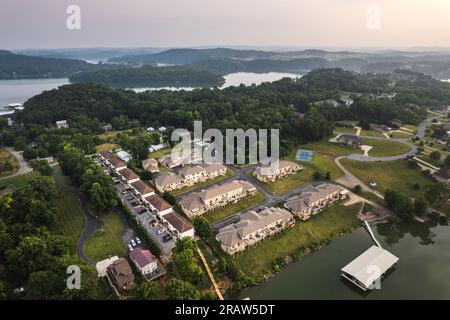 Lever de soleil dans la ville de Johnson, Tennessee, vue aérienne du lac Boone et de la région autour. Panorama aérien de la marina du lac Cave Run Banque D'Images