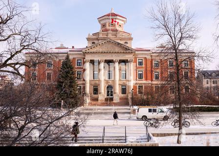 Winnipeg, Manitoba, Canada - 11 19 2014 : Vue hivernale du bâtiment administratif de l'Université du Manitoba avec des étudiants traversant le Chancellors Circle Banque D'Images