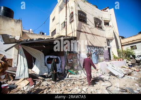 Djénine, Palestine. 05 juillet 2023. Les Palestiniens inspectent leur maison détruite dans le camp de réfugiés de Djénine, près de la ville de Djénine, dans le nord de la Cisjordanie. Le retrait des troupes du camp a mis fin à une intense opération de deux jours qui a tué au moins 13 Palestiniens, chassé des milliers de personnes de leurs maisons et laissé une grande partie de dégâts dans son sillage. Un soldat israélien a également été tué. Crédit : SOPA Images Limited/Alamy Live News Banque D'Images