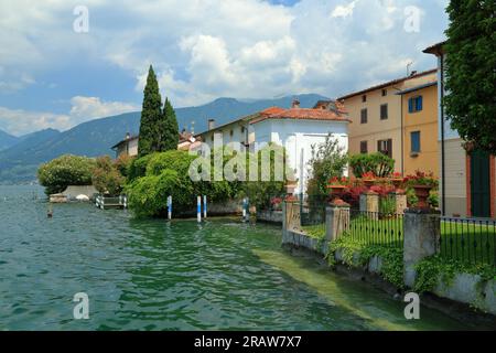 Lac d'Iseo, ville de Sulzano. Lago d'Iseo, Iseosee, Italie Banque D'Images