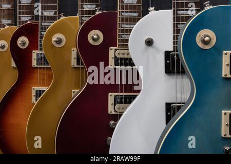 Indianapolis - 4 juillet 2023 : exposition de guitare Gibson les Paul dans un magasin de musique. Les guitares Paul sont polyvalentes pour de nombreux styles de musique. Banque D'Images