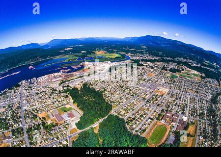 Image aérienne d'une usine de pâtes et papiers à Port Alberni, île de Vancouver, Colombie-Britannique, Canada Banque D'Images