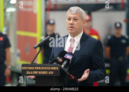 Bucarest, Roumanie. 5 juillet 2023 : Catalin Predoiu, ministre de l'intérieur, prononce un discours lors de la présentation de 15 des 25 stations médicales avancées et de quatre véhicules de soutien radio affectés à l'inspection générale roumaine des situations d'urgence, achetés dans le cadre du projet VISION 2020 - Programme opérationnel pour les grandes infrastructures (POIM 2014-2020). Crédit : Lucian Alecu/Alamy Live News Banque D'Images