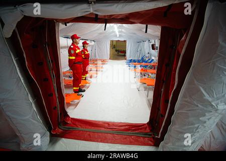 Bucarest, Roumanie. 5 juillet 2023 : une tente médicale équipée lors de la présentation de 15 des 25 stations médicales avancées et de quatre véhicules de soutien radio affectés à l'inspection générale roumaine pour les situations d'urgence, achetés dans le cadre du projet VISION 2020 - Programme opérationnel pour les grandes infrastructures (POIM 2014-2020). Crédit : Lucian Alecu/Alamy Live News Banque D'Images