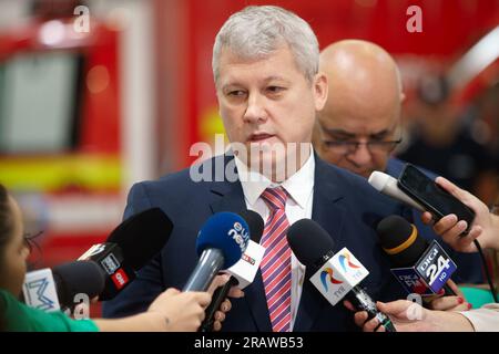 Bucarest, Roumanie. 5 juillet 2023 : Catalin Predoiu, ministre de l’intérieur, s’adresse aux journalistes lors de la présentation de 15 des 25 stations médicales avancées et de quatre véhicules de soutien radio affectés à l’inspection générale roumaine des situations d’urgence, achetés dans le cadre du projet VISION 2020 - Programme opérationnel pour les grandes infrastructures (POIM 2014-2020). Crédit : Lucian Alecu/Alamy Live News Banque D'Images