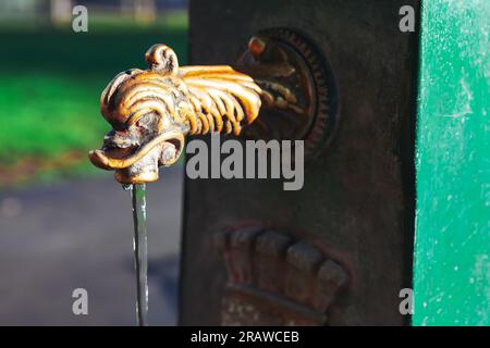 Vieux robinet d'eau rouillé dans le parc, gros plan de la photo. Eau potable du robinet de figurine Banque D'Images