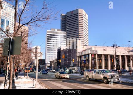 Winnipeg, Manitoba, Canada - 11 17 2014 : vue hivernale sur l'avenue Portage et la jonction de la rue Garry au centre-ville de Winnipeg avec la tour de bureau principale 360 Banque D'Images