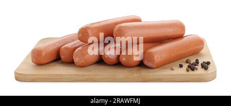 Saucisses crues fraîches et épices isolées sur blanc. Produit carné Banque D'Images