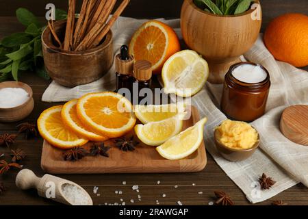 Produits cosmétiques maison et ingrédients frais sur table en bois Banque D'Images