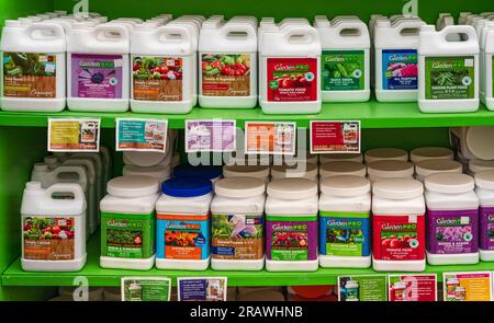 Boutique de jardin avec engrais multinutrients naturels et synthétiques. Différents engrais fabriqués par Garden PRO dans un magasin. Jardinage biologique, nourriture saine, Banque D'Images