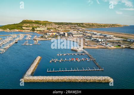 Île de Portland, Dorset, Royaume-Uni. 5 juillet 2023. Vue aérienne depuis les airs de la Weymouth & Portland National Sailing Academy au port de Portland près de Weymouth dans le Dorset. La barge d'hébergement pour demandeurs d'asile le Bibby Stockholm devrait être amarrée à proximité au port de Portland ce mois-ci. Crédit photo : Graham Hunt/Alamy Live News Banque D'Images