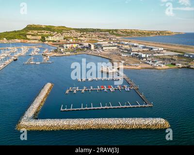 Île de Portland, Dorset, Royaume-Uni. 5 juillet 2023. Vue aérienne depuis les airs de la Weymouth & Portland National Sailing Academy au port de Portland près de Weymouth dans le Dorset. La barge d'hébergement pour demandeurs d'asile le Bibby Stockholm devrait être amarrée à proximité au port de Portland ce mois-ci. Crédit photo : Graham Hunt/Alamy Live News Banque D'Images