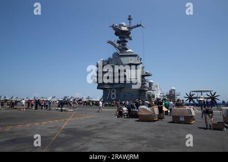 Les marins affectés au plus grand porte-avions USS Gerald R. Ford (CVN 78) de worldÕs participent à un pique-nique sur la plage en acier pour célébrer le jour de l'indépendance sur le pont d'envol, le 4 juillet 2023. Gerald R. Ford est les États-Unis NavyÕs porte-avions le plus récent et le plus avancé, représentant un bond générationnel aux États-Unis NavyÕs capacité de projeter l'énergie à l'échelle mondiale. Le Gerald R. Ford Carrier Strike Group est en déploiement prévu aux États-Unis Marine Forces Europe zone d'opérations, employé par les États-Unis Sixième flotte pour défendre les intérêts américains, alliés et partenaires. (ÉTATS-UNIS Photo marine par Mass communication Speci Banque D'Images