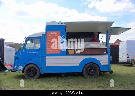 Citroen H van restauré, rénové et aménagé en cantine mobile de crêpes, servant de la nourriture au Great Missenden Food Festival, avril 2023. Banque D'Images