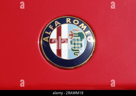 Écusson automobile Alfa Romeo six couleurs monté sur les voitures fabriquées de 1982 à 2014, capturé ici monté sur le couvercle de coffre d'un modèle Alfa Romeo 33. Banque D'Images