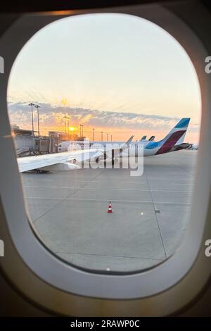 Avion de passagers de la compagnie aérienne allemande Eurowings, vu de la fenêtre de l'avion. Banque D'Images
