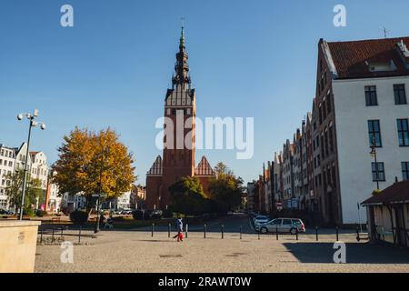 Elblag, Pologne - août 2022. St. Cathédrale de Nicholas Tour gothique vue sur la porte du marché et la rue principale de la cathédrale de la vieille ville. Architecture d'Elblag. Horizon ville ville historique dans le nord de la Pologne. Destination touristique Banque D'Images