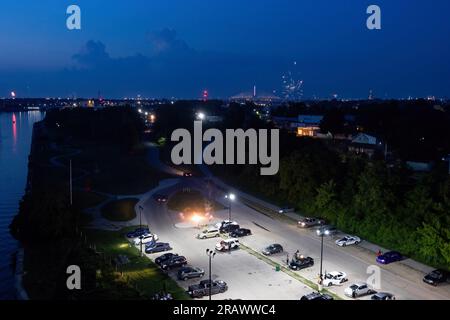 Toledo, États-Unis. 04 juillet 2023. Feux d'artifice ratés dans un parking, et causer un rickus et la peur à Toledo, Ohio. Les festivités se déroulent autour du 4 juillet, lorsque les États-Unis célèbrent leur indépendance du Royaume-Uni. Crédit : SOPA Images Limited/Alamy Live News Banque D'Images