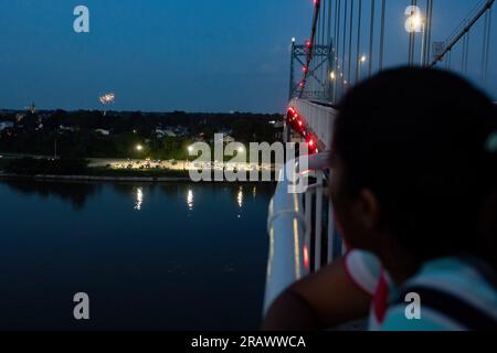 Toledo, États-Unis. 04 juillet 2023. Les spectateurs regardent des feux d'artifice depuis le pont Anthony Wayne à Toledo. Les festivités se déroulent autour du 4 juillet, lorsque les États-Unis célèbrent leur indépendance du Royaume-Uni. Crédit : SOPA Images Limited/Alamy Live News Banque D'Images